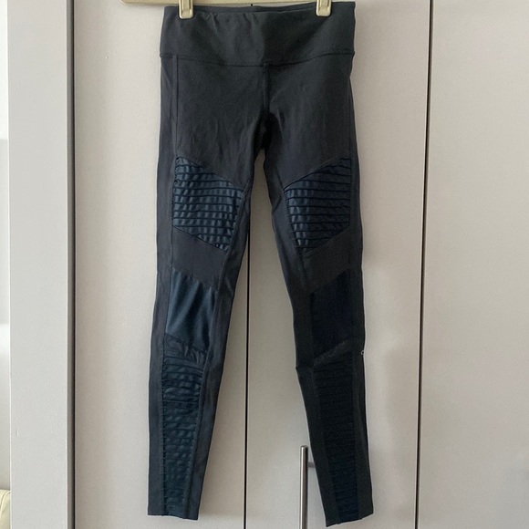 ALO Yoga Pants - Alo yoga Moto legging 🌟